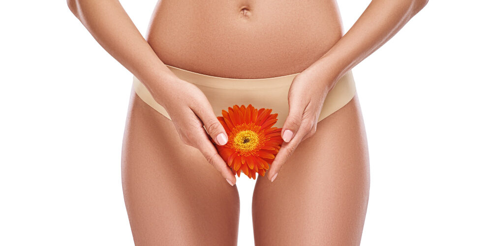 young-woman-is-showing-her-beautiful-thigh-with-flower-attractivel-slim-lady-prefers-comfortable-underwear suelo pélvico