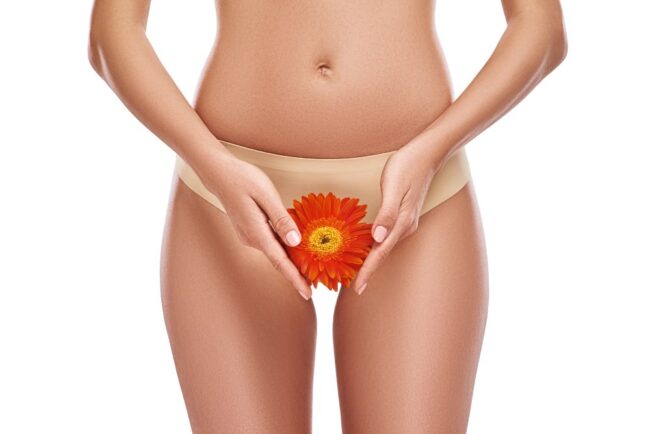 young-woman-is-showing-her-beautiful-thigh-with-flower-attractivel-slim-lady-prefers-comfortable-underwear suelo pélvico